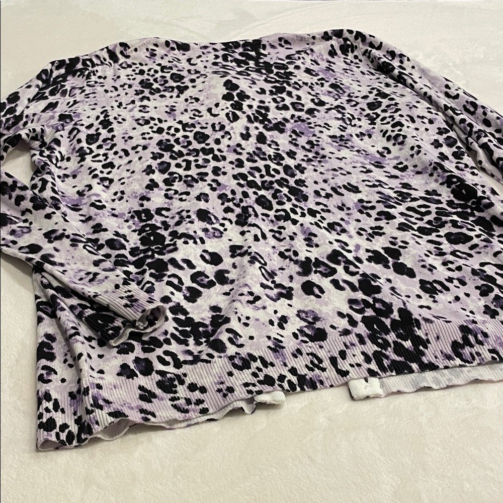 ☺️ Karen Scott Lavender and Black Animal Print cardigan - Picture 5 of 7